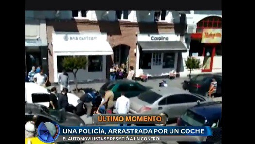 Una policía, arrastrada por un coche