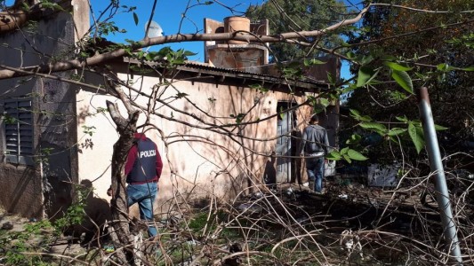 Colgaba la ropa en su casa y la mataron al quedar en medio de un tiroteo entre vecinos
