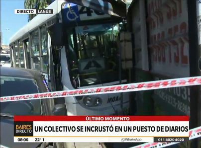 Un colectivo se incrustó en un puesto de diarios
