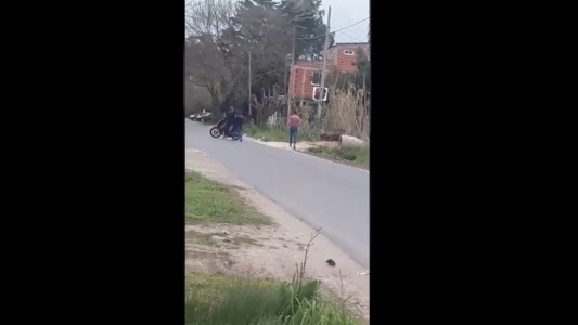 Motochorros roban hasta la ropa en La Plata