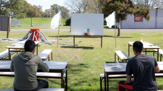 "Así como los bares, las escuelas también sacan mesas a la calle", dijo la ministra de Educación porteña