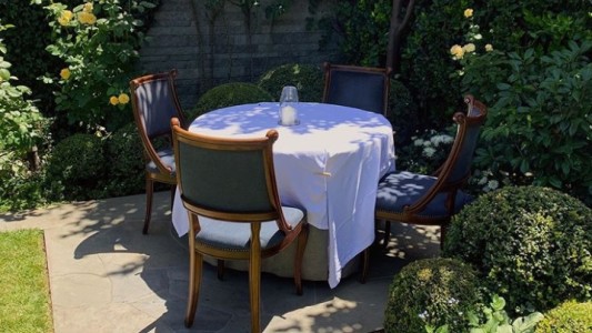 Reabre restaurante de lujo con menú a US$ 850 y pide donaciones para pagarle a sus empleados