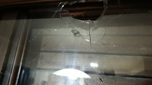 Pudo ser una tragedia en Tres Arroyos: una bala perdida entró a su casa y cayó en la cocina