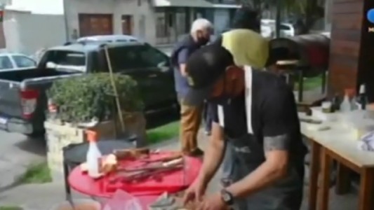 Gastronómicos decidieron cocinar en la vereda para pedir por la reapertura