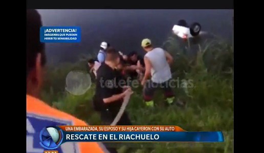 Un auto con una familia cayó al Riachuelo