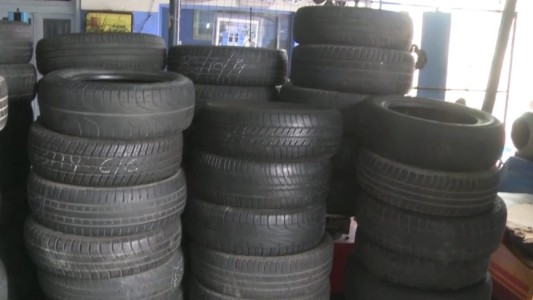 Neumáticos y llantas robadas: decomiso en una gomería de Barracas