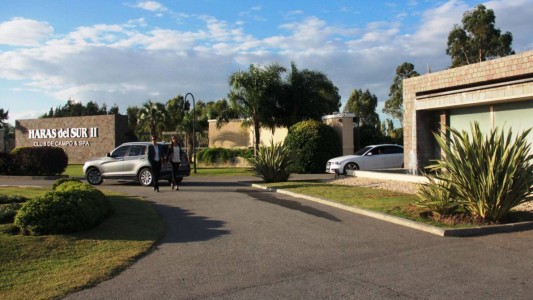 Asaltaron y maniataron a dos familias en viviendas de un barrio privado