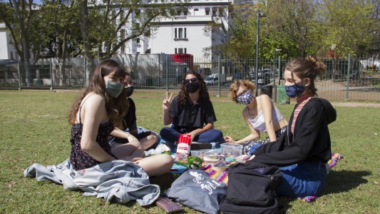 Con barbijos y distancia, los chicos festejan el Día de la Primavera en la Ciudad
