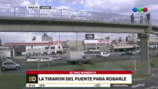 La tiraron del puente para robarle