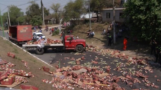 Tucumán: volcó un camión cargado con vinos