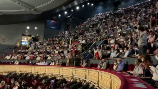 Espectadores de ópera suspenden función por falta de distancia social