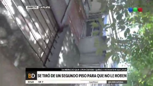 Una chica se tiró de un segundo piso mientras la asaltaban