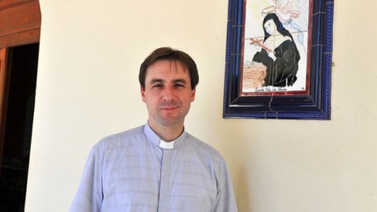 Córdoba: sacerdote dejó los hábitos para asumir paternidad