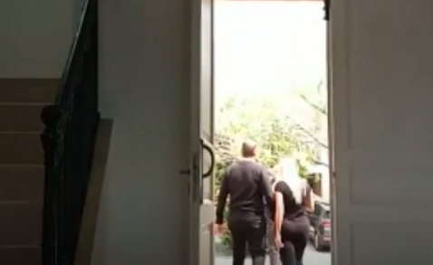 Video: brutal paliza de un hombre a una mujer tras discutir por un perro en un country