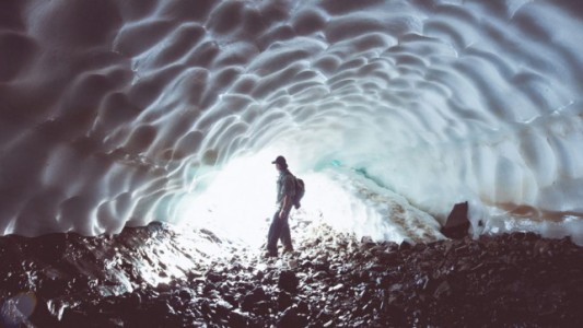 Esquel: una excursión fuera de serie a un curioso túnel de hielo de casi una cuadra de largo