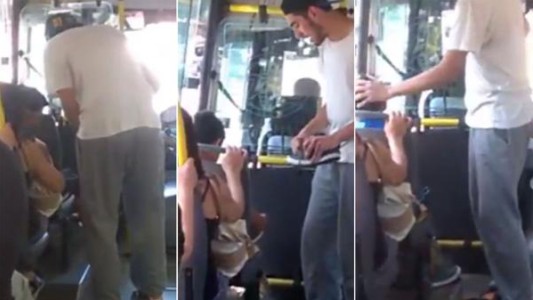 Video: dos jóvenes le regalaron zapatillas a un nene que viajaba descalzo en el colectivo