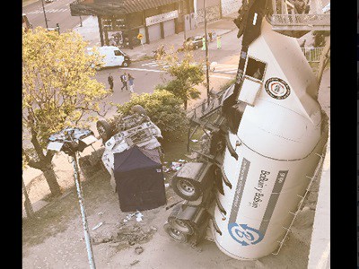 Un camión cayó de la autopista y murió su conductor