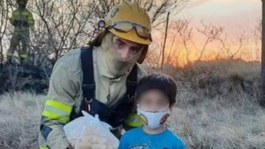 Incendios en Córdoba: el nene de que usó sus ahorros para comprarle "criolllitos" a los bomberos