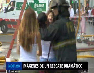 Arde una torre en Palermo: rescatan a personas con la grúa de los bomberos