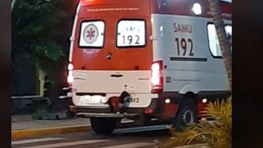 Videos: la perrita que se subió al paragolpes de la ambulancia para acompañar a su dueño al hospital