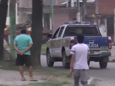 Por error de la morgue entierran un cuerpo equivocado y terminan enfrentados con la policía