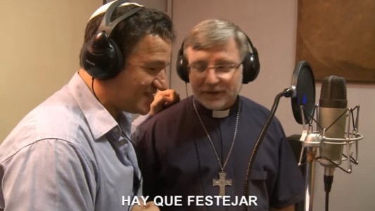 Mensaje de Paz: Un rabino y un obispo graban una animada canción de Navidad y Janucá