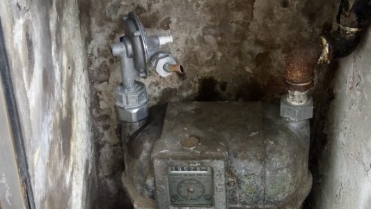 Vecinos del barrio de Flores denuncian robo de porteros eléctricos y casillas de gas