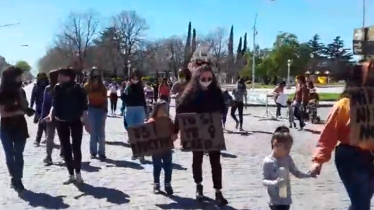 Indignación en Cnel. Pringles: marcha en repudio al abuso sexual de una joven sordomuda