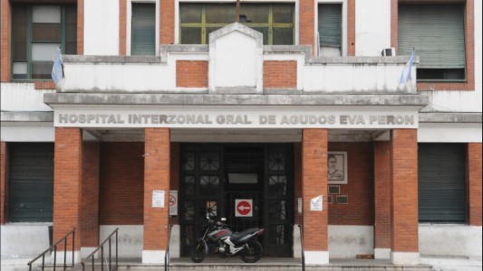 Cuatro policías balearon un auto sin aviso e hirieron a un joven que está en terapia intensiva