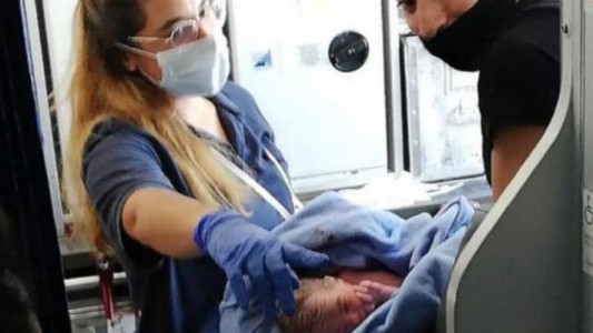 Otorgan pasajes de por vida a una beba que nació en pleno vuelo