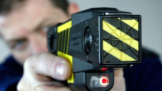 Tras el asesinato del policía, la Ciudad reimpulsa el uso de pistolas Taser