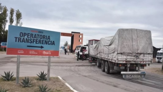 Productores de alimentos cortan rutas de acceso a San Luis