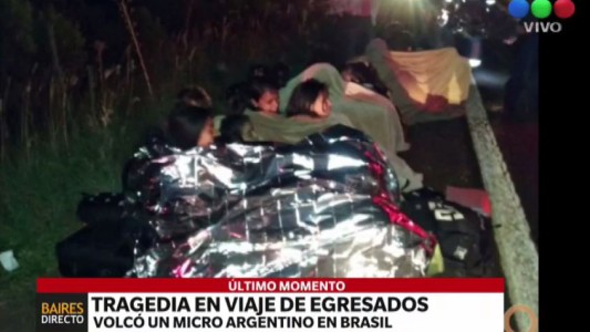 Volcó micro argentino que llevaba egresados a Brasil