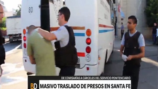 Masivo traslado de presos de comisarías a cárceles de Santa Fe