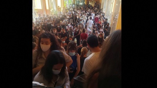 Universitarios franceses denuncian en las redes el colapso de las clases