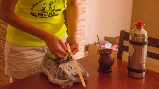 Paraná: campaña solidaria busca recolectar zapatillas para chicos que practican atletismo descalzos o en chinelas