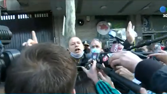 Entre gritos, Sergio Berni intentó hablar de la negociación con choferes