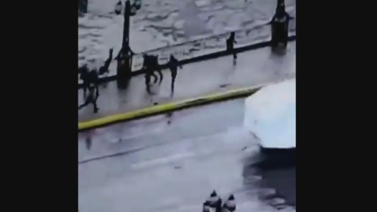 Carabineros en la mira por la caída de un adolescente al río durante protestas