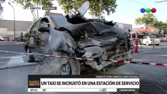 Un taxi se incrustó en una estación de servicio