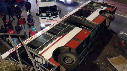 Un colectivo de la línea 185 cayó de un puente en plena General Paz