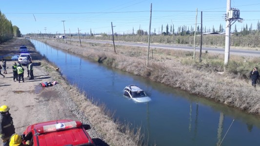 VIDEO: Un auto cayó a un canal de riego en Neuquén