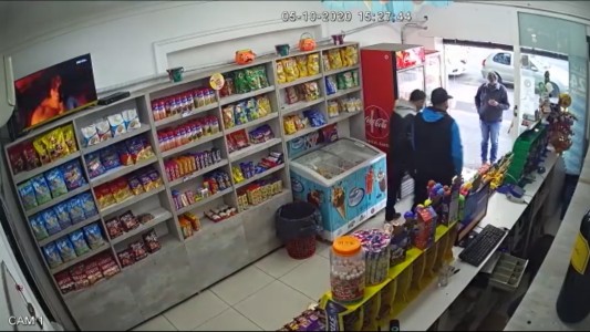 Dos ladrones armados y un cliente distraido con el celu