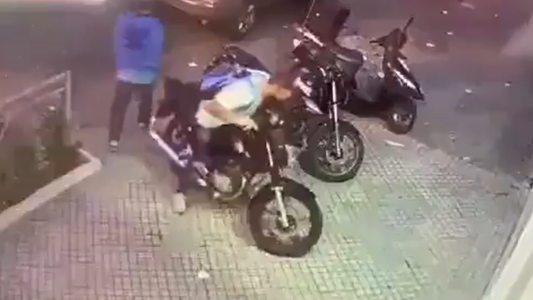 Rosario: Así roban una moto estacionada en sólo segundos