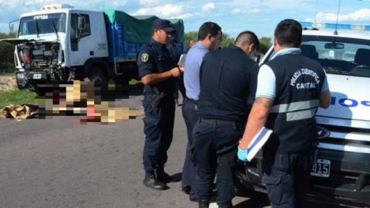 Acuchilló a su expareja, escapó en moto y murió tras chocar con un camión