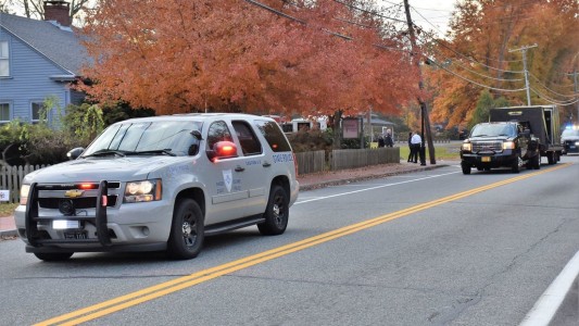 Video: el momento en que un hombre secuestra y abusa sexualmente a una nena apenas baja del micro escolar
