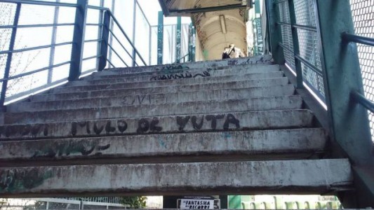 Murió cuando lo tiraron por las escaleras de  la estación Temperley