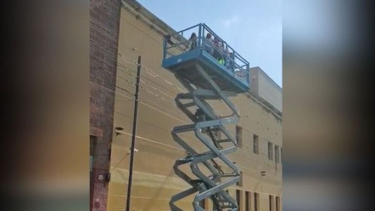 Video: contrataron una grúa para llegar hasta el segundo piso y visitar a su amiga con cáncer