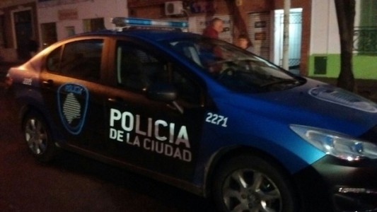 Balean a una policía en una mano al intentar robarle el auto en Castelar