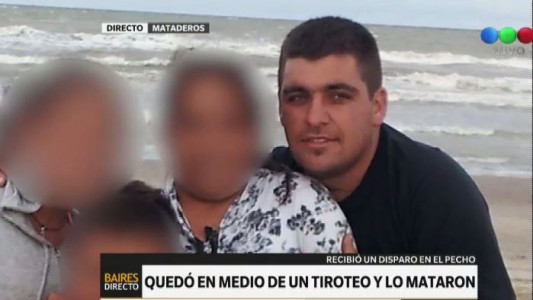 Quedó en medio de un tiroteo y lo mataron