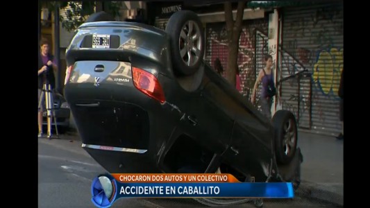 Triple choque y vuelco en Caballito
